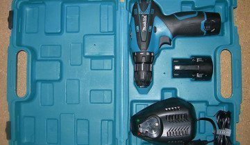 На фото аккумуляторная дрель-шуруповерт Makita, farpost.ru